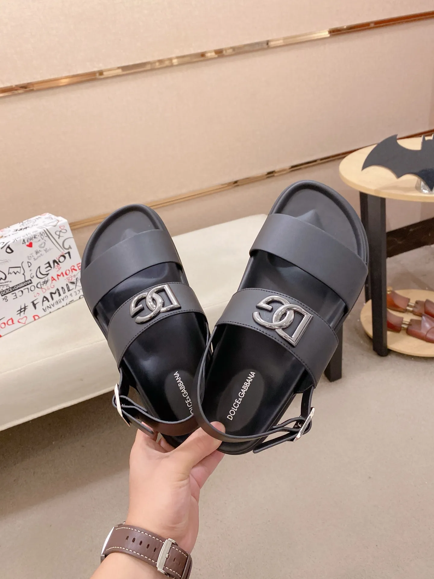 Factory price: 300💰 DG men's sandals and slippers. Showcase high-end style design. The DG strap is embellished with an aluminum DG buckle to enhance the style. Paired with a comfortable tonal notch sole, they pair easily with shorts or jeans for a sophisticated look. Main body: cow leather, technical fabric lining: cow leather, with adjustable straps, aluminum DG buckle, EVA insole, tonal notch rubber outsole splicing structure 👌 Size: 38-44 Customized 45
